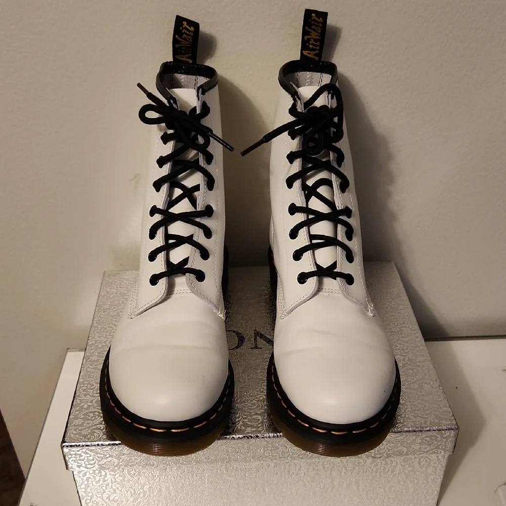 DR. MARTEN'S 1460 BOOTS SMOOTH LEATHER Women's White Boots Size 10. - Picture 1 of 12